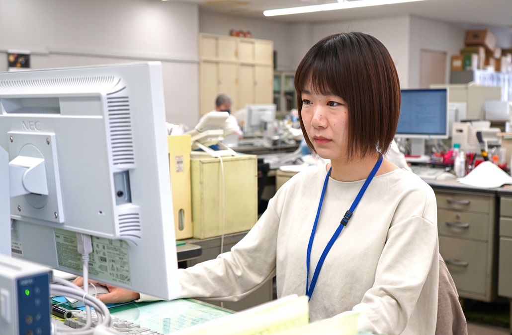 社員インタビュー　土屋咲季　デスクワーク３