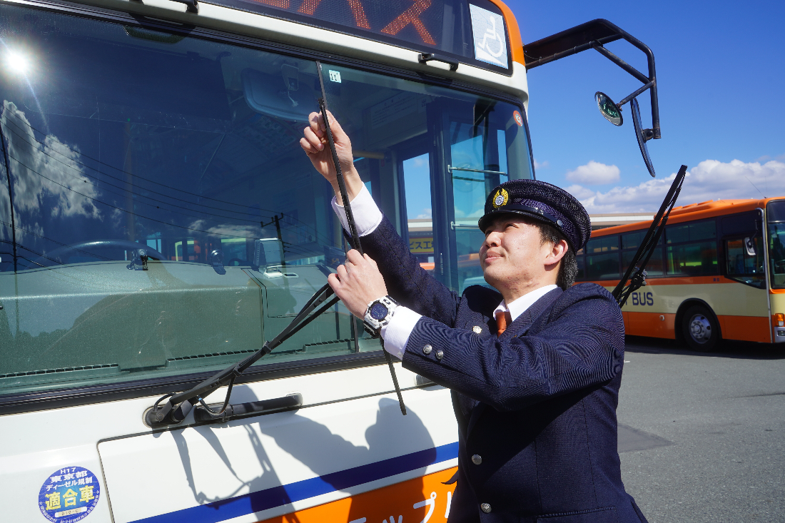 社員インタビュー 井上瞭 ワイパーの点検