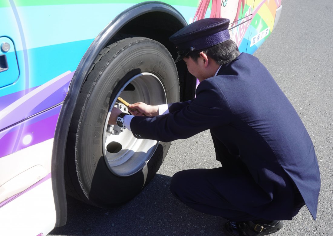 社員インタビュー　井上瞭　タイヤの点検