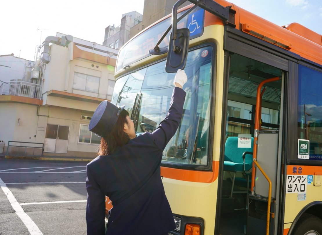 社員インタビュー　坂田梢　ミラーの点検