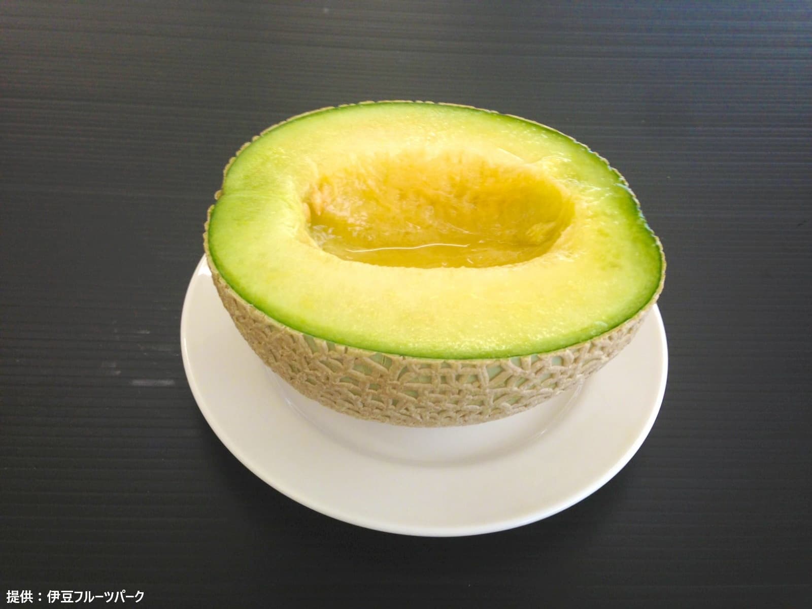 メロン1／2の試食（伊豆フルーツパーク提供）ｃ