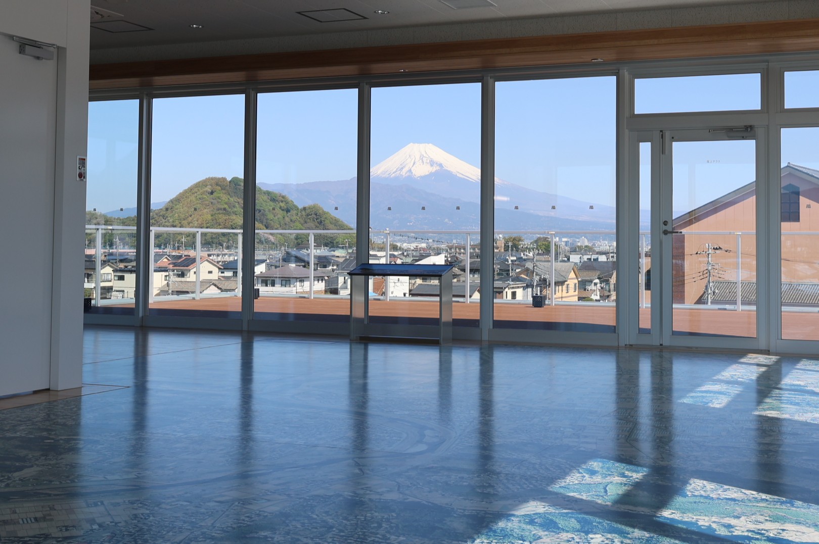(いずしる提供)3階展望テラスと富士山